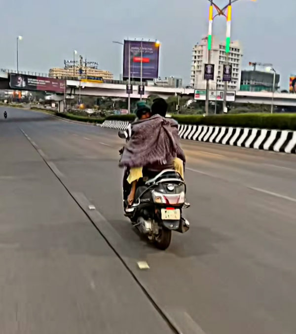 couple-romance-on-moving-scooter-viral-video