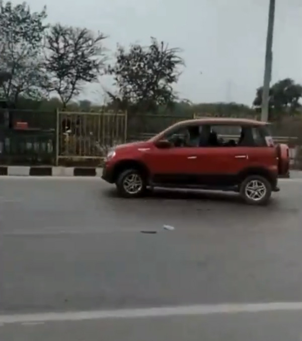 owner-damaged-the-expensive-car-in-a-fight-for-just-rs-5