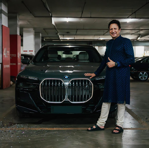 ನಟಿಯರಿಗೆ BMW ಈ ಎಲೆಕ್ಟ್ರಿಕ್ ಕಾರೆಂದರೇ ಪಂಚಪ್ರಾಣ.. 2 ಕೋಟಿ ಕೊಟ್ಟು ಖ್ಯಾತ ಉದ್ಯಮಿ ದಿನೇಶ್‌ರಿಂದ ಖರೀದಿ