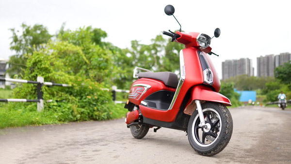 republic-day-offer-ivoomi-e-scooter-gets-around-20-000-discount