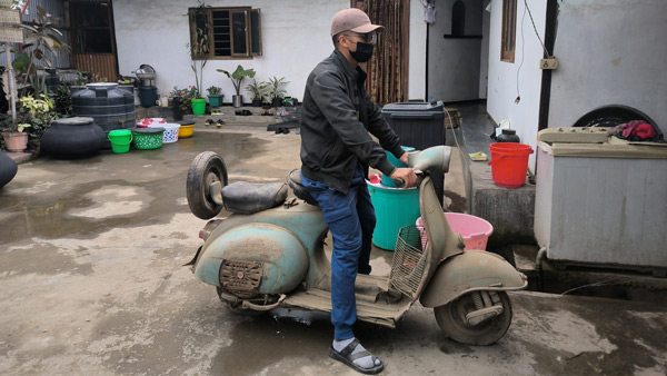 a-young-man-converted-his-grandfathers-50-year-old-scooter-into-an-ev