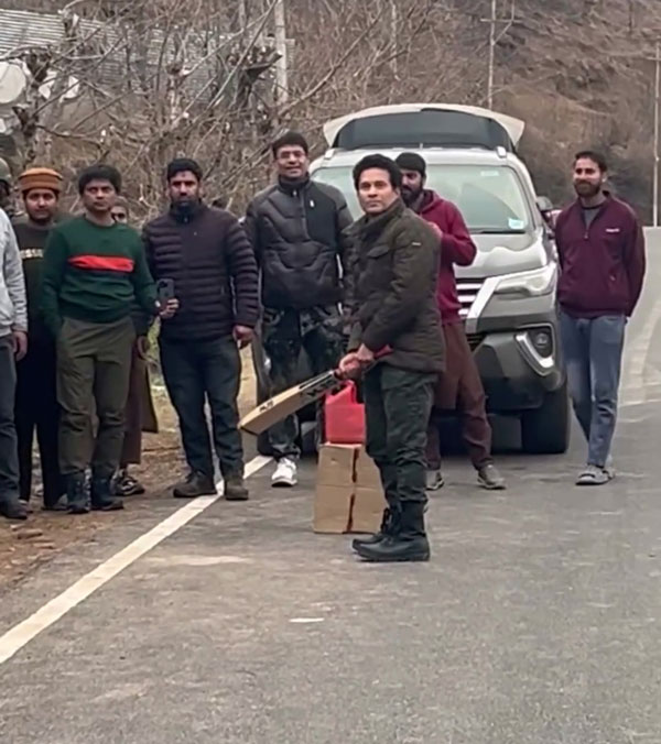 Sachin Tendulkar Played Cricket On The Kashmir Road With Locals And Army Men