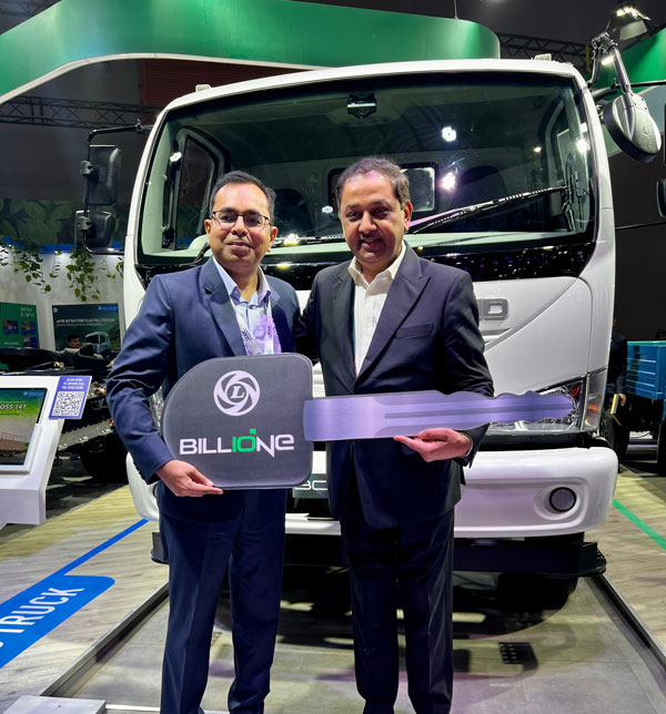 ashok-leyland-commences-delivery-of-electric-trucks-at-bharat-mobility-global-expo