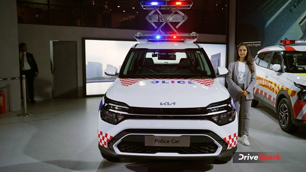 kia-delivers-71-customised-carens-cars-to-police