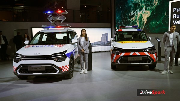 kia-delivers-71-customised-carens-cars-to-police