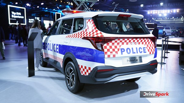 kia-delivers-71-customised-carens-cars-to-police