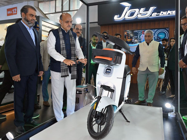 hydrogen-powered-e-scooter-unveiled-future-technology-extraordinary-capability