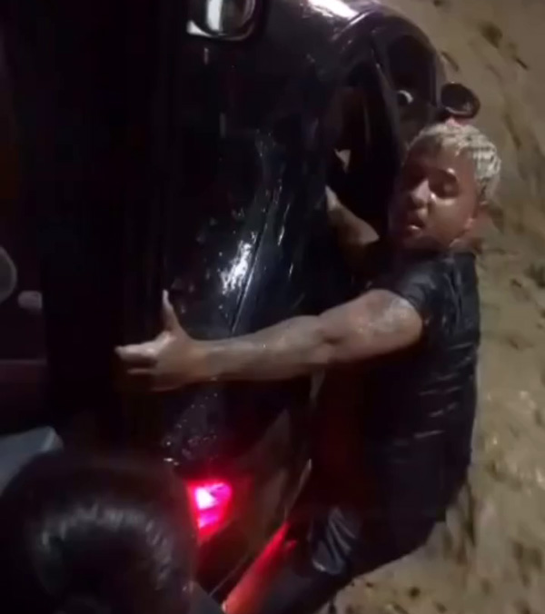 viral-video-man-rescued-mother-and-child-who-were-caught-in-the-flood