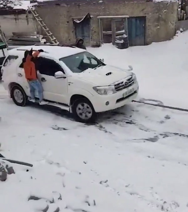 Maruti Suzuki Jimny Tows Toyota Fortuner Easily, Video Went Viral