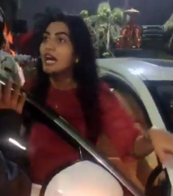 woman-broke-the-mobile-of-the-home-guard-who-questioned-traffic-rules