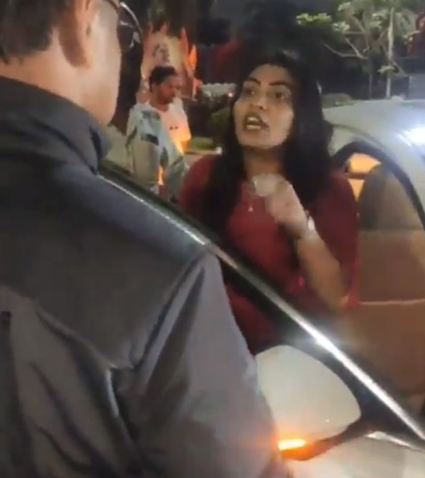 woman-broke-the-mobile-of-the-home-guard-who-questioned-traffic-rules