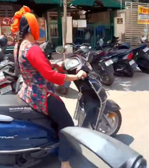 viral-video-bengaluru-woman-using-phone-while-riding-scooter