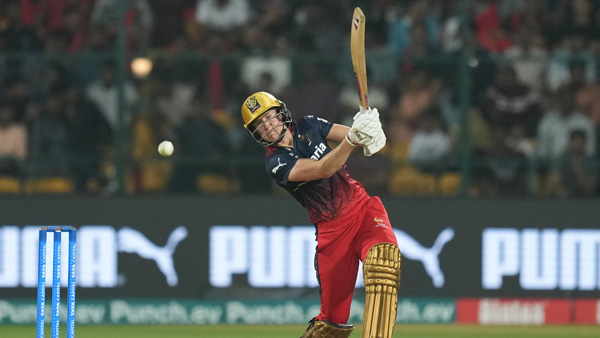 Ellyse Perry s six Shatters Car Window