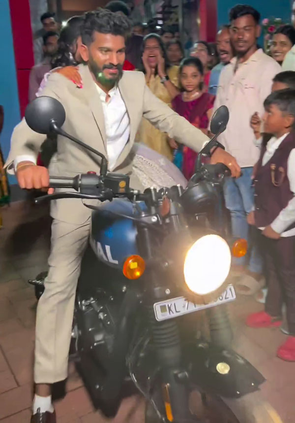 Kerala Bride Give Surprise Gift Royal Enfield Hunter 350 Bike To Groom Trending In Instagram