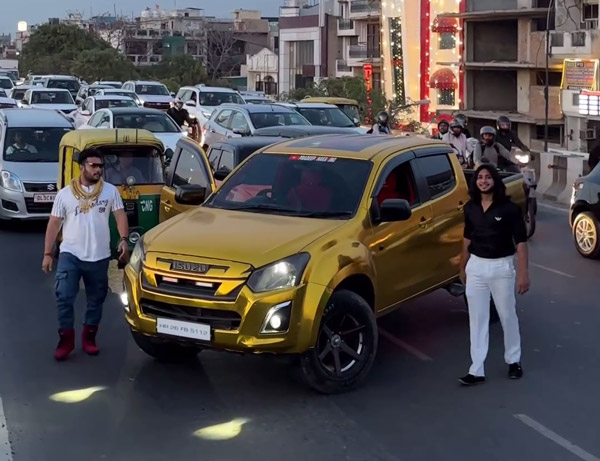 video-viral-delhi-gold-man-stops-traffic-to-make-reel