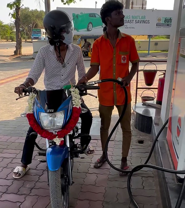 TV Actor KPY Bala Gifted TVS Star City Plus To Poor Petrol Bunk Employee