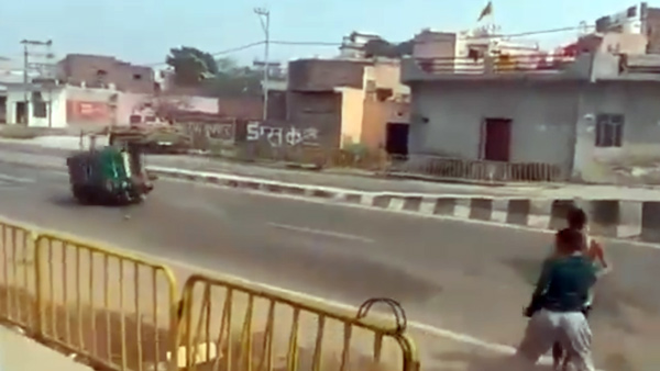 holi-festival-water-balloons-auto-overturned-video-viral