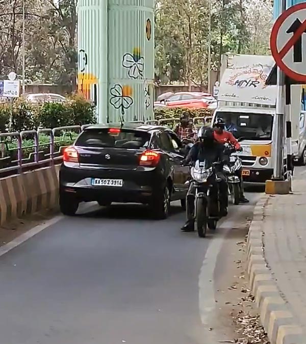 car-driver-violated-traffic-rules-and-beat-up-the-bike-rider