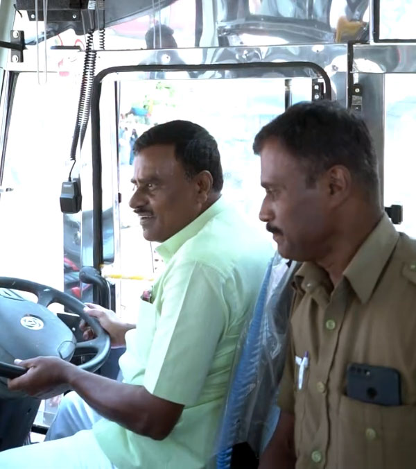 Tumakuru Ksrtc President S r Srinivash Driving Ashwamedha Classic Bus Video