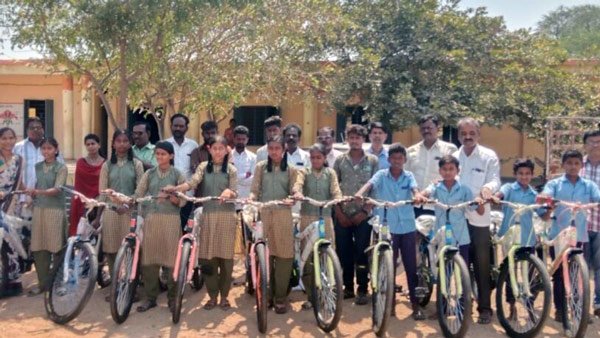 Raichur Labour Donated 11 Bicycles To Students Worth 60000