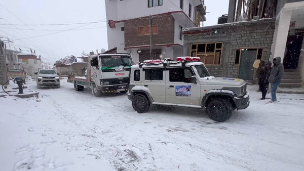 Maruti Suzuki Jimny Tows a 6-Ton Truck Along With a Toyota Fortuner