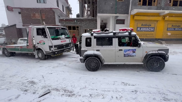 Maruti Suzuki Jimny Tows a 6-Ton Truck Along With a Toyota Fortuner