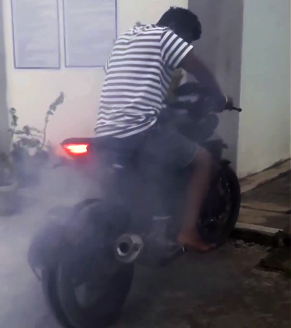 Yamaha MT15 Burnout Stunt Went Wrong Video Viral