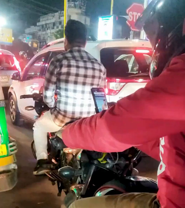 Zomato Delivery Boy Studying Middle Of Road Traffic Video Viral