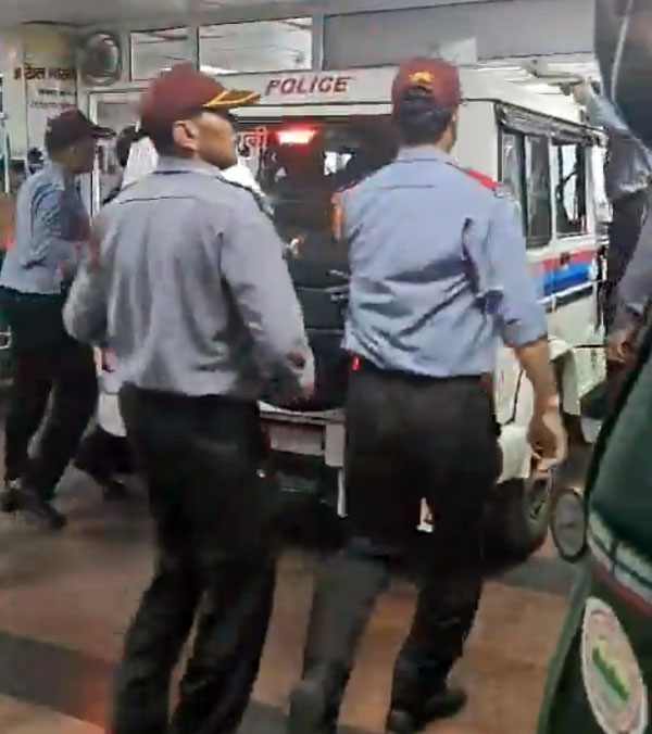 police-car-entered-the-emergency-ward-and-disturbed-the-patients