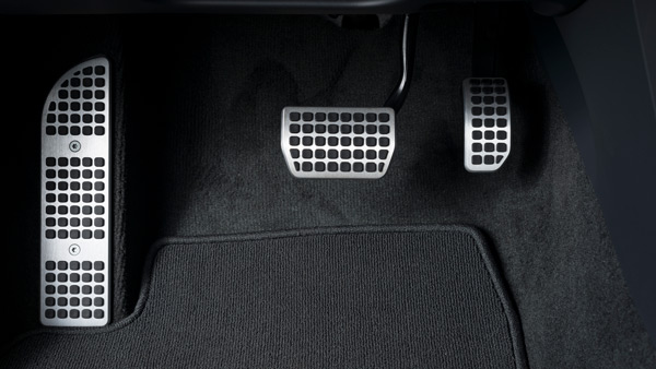 car-tips-what-is-dead-pedal-and-its-importance