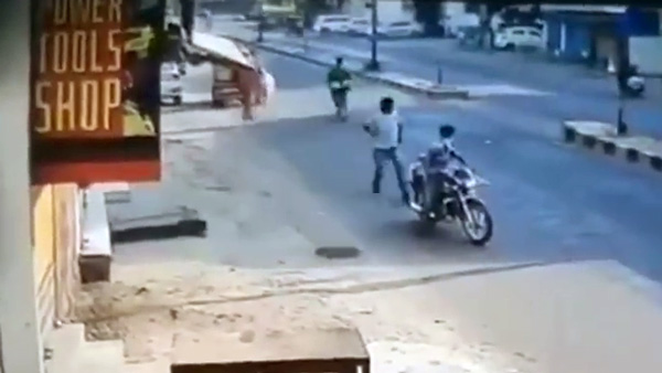 haryana-bus-driver-collided-chain-snatchers-video-viral