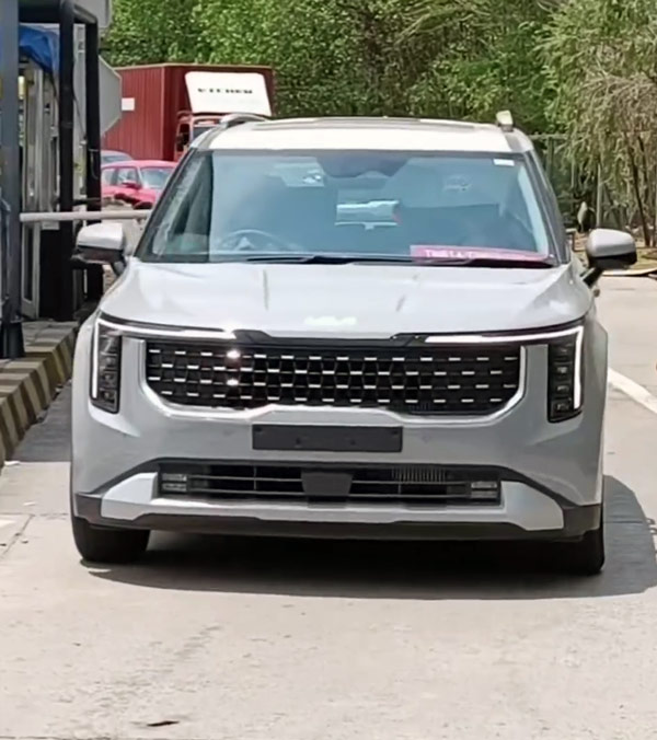 Kia Carnival Facelift Spied Without Camouflage In India