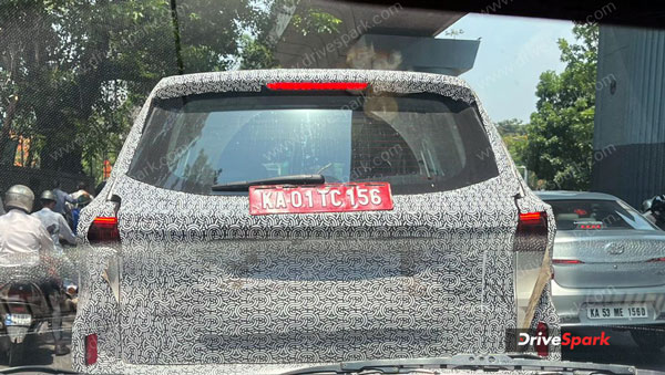 new-mg-gloster-facelift-suv-spotted-testing-details