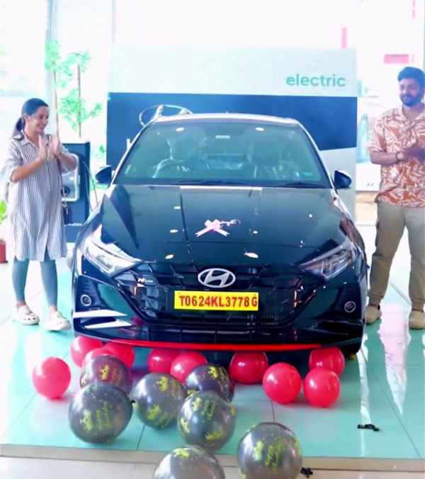 Young Actress Malavika Krishnadas Buys Hyundai I20 N-Line Car Family Very Happy