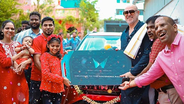 Cricketer Matthew Hayden Delivers Mahindra XUV 3XO to First Group of Owners