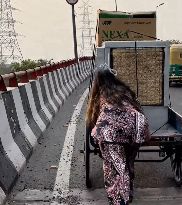 women-helped-the-rickshaw-puller-who-was-struggling-on-the-bridge