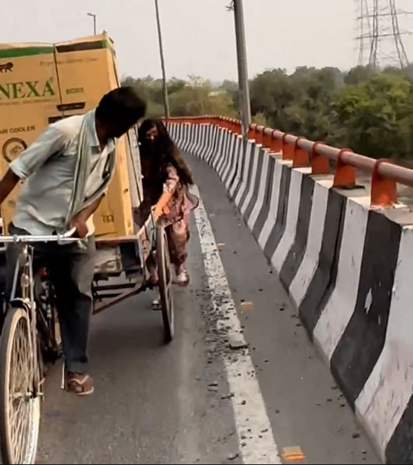 women-helped-the-rickshaw-puller-who-was-struggling-on-the-bridge
