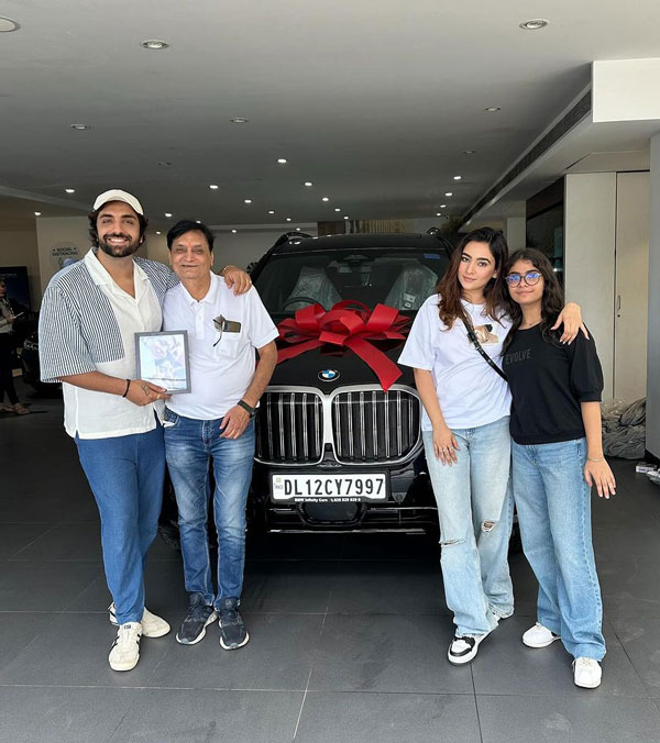 singer-akhil-sachdeva-buys-bmw-x7-suv