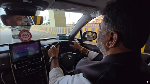 DK Shivakumar Drives Car