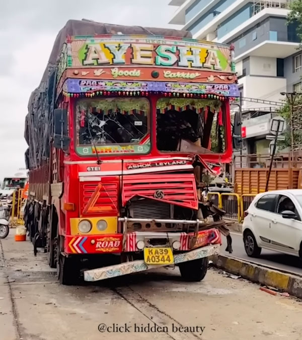 mahindra-scorpio-n-and-truck-accident-passengers-safe