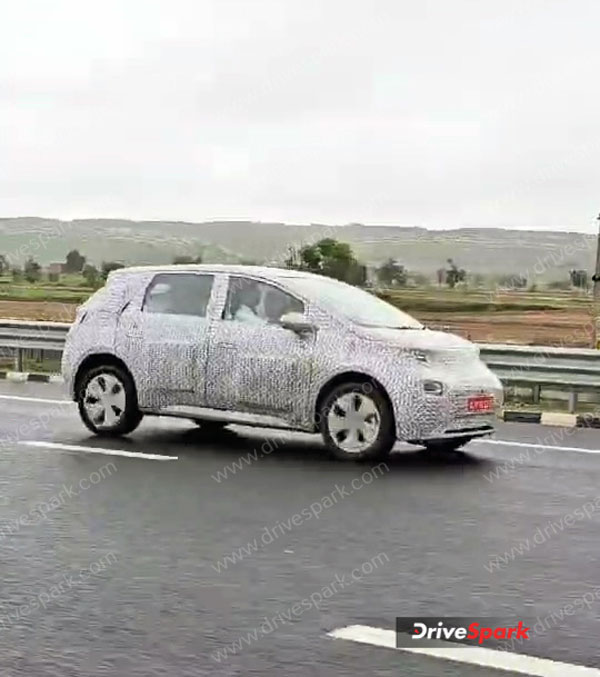 new-2024-mg-cloud-ev-spotted-while-testing-on-delhi-jaipur-highway