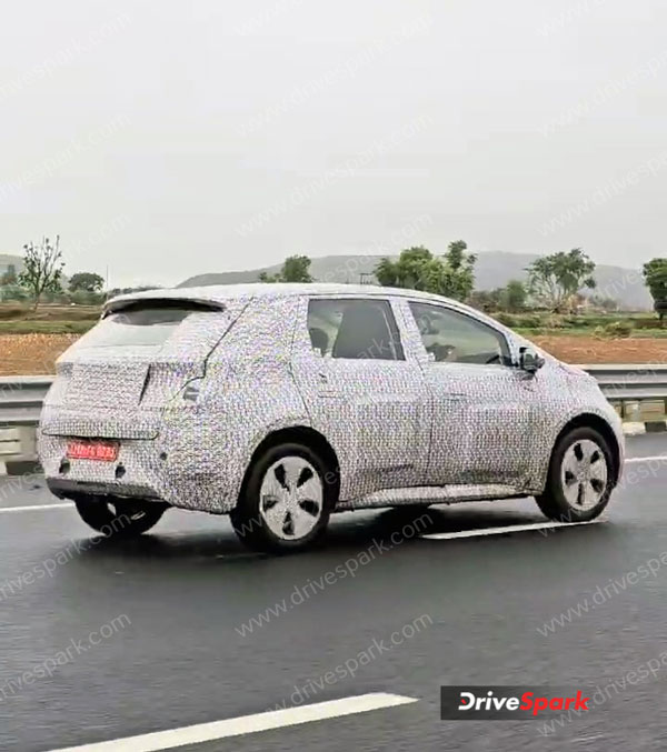 new-2024-mg-cloud-ev-spotted-while-testing-on-delhi-jaipur-highway