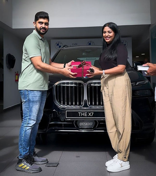 South Actor Navya Nair Silently Buys BMW X7 Rs 1 30 Crore Price 14 Km Mileage