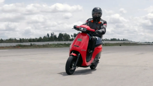 Best Electric Scooters For Daily Use Hero Vida V1 Plus Bajaj Chetak 2901 Ola S1 Air