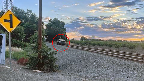 tesla-autopilot-failed-and-car-moved-on-railway-track