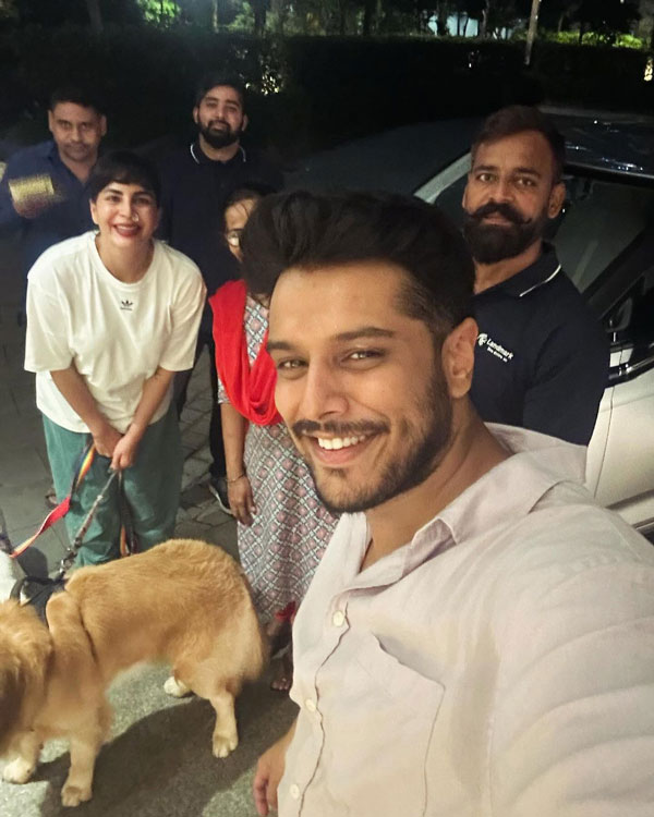 actress-kirti-kulhari-bought-new-mg-comet-ev