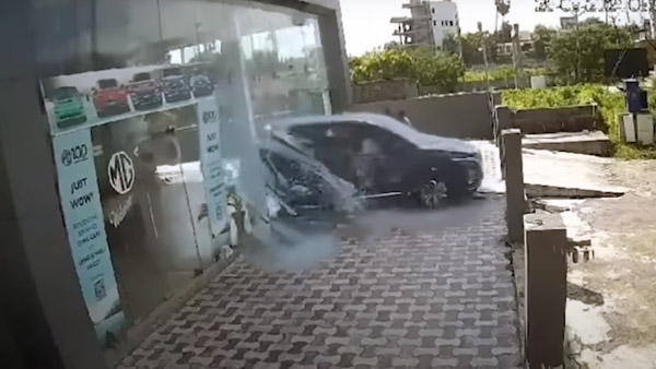 mg-hector-test-drive-accident-in-dealership