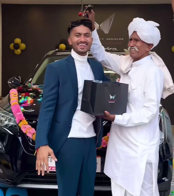 anand-mahindra-shared-video-of-father-and-son-taking-delivery-of-xuv700