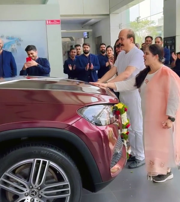 son-surprise-gift-to-parents-mercedes-benz-gls