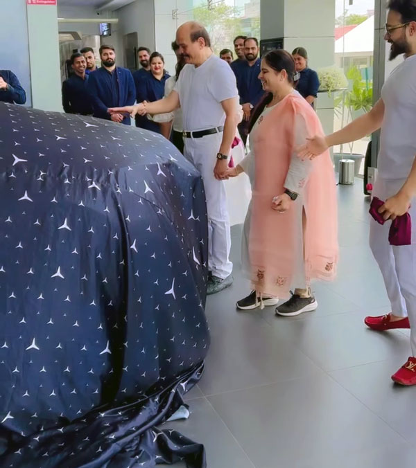 son-surprise-gift-to-parents-mercedes-benz-gls